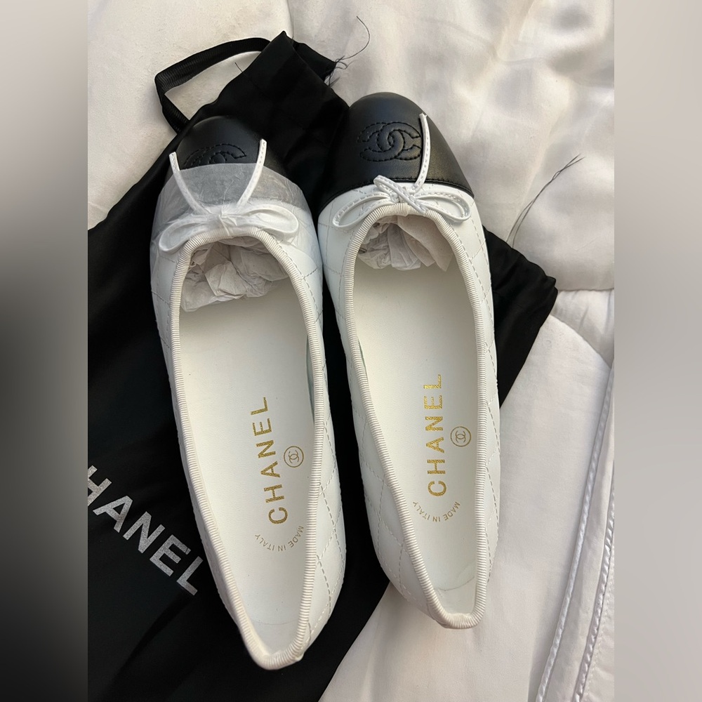 Chanel Designer Women's Black and White Quilted Leather Flats Size 5 (US)